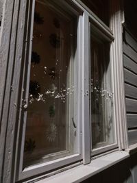 Att rengöra de sprayade fönstren och fasaderna i Lovisa centrum var ett drygt jobb för husägarna.
