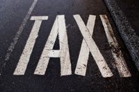 Här stannar de lediga taxibilarna på Borgå torg.