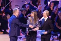 Programledarna Andrea Reuter och Christoffer Strandberg gratulerade den åländska miljösamordnaren Ulf Simolin som tog emot Nordiska rådets miljöpris för våtmarken Nabben i Mariehamn.
