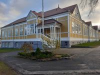 Gymnastiksalen i Ekenäs ungdomsgård har varit populär bland föreningar, bland annat för seniordans, gammeldans, boule och boccia.