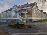 Gymnastiksalen i Ekenäs ungdomsgård har varit populär bland föreningar, bland annat har seniordans stått på programmet.