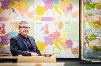 Jan-Erik Till uppmärksammas för sitt arbete. Lektorn i historia och samhällslära tar emot Svenska kulturfondens svenska dagen-pris i Nyland.