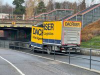En lastbil körde mot järnvägsbron i Grankulla centrum på tisdagen. Liknande kollisioner sker nu och då längs Tunnelvägen, där själva tunneln är bara 3,5 meter hög.