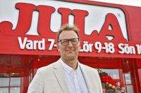 Johan Sjöhagra säger att Jula siktar på att öppna omkring fem varuhus per år i Finland de närmaste åren. Tvåspråkigheten är enligt honom en utmaning.