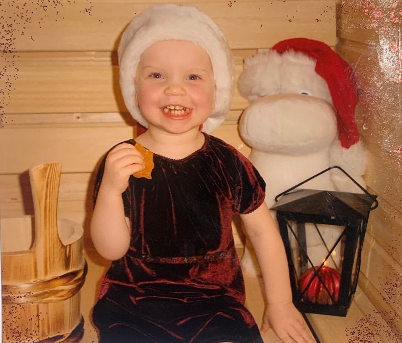 Sofia Lax utklädd till tomte som barn.