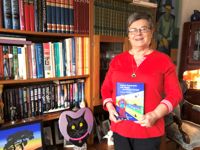 Margareta Gripenberg med sin nyutkomna barnbok.
