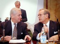 Hans Dalborg (t.v.) när svenska Nordbanken gick samman med finska Merita. Till höger Vesa Vainio, koncernchef för Merita.