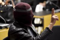 Den nu 68-åriga mannen ansikte om besvärstillstånd till Högsta domstolen, som inte beviljade honom det. När det omfattande sexualbrottsfallet började behandlas i Helsingfors tingsrätt visade han olika tecken till medier på plats.