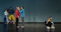 Sirius Teatern 30-årsjubilerar i samarbete med Liisa Pentti +co. På scenen står tre skådespelare och sex dansare.