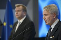 Försvarsminister Antti Kaikkonen och utrikesminister Pekka Haavisto presenterade på torsdagen utkastet till lag som ska ansluta Finland till Nato. Regeringen föreslår att godkänna Nato-fördraget som det är.