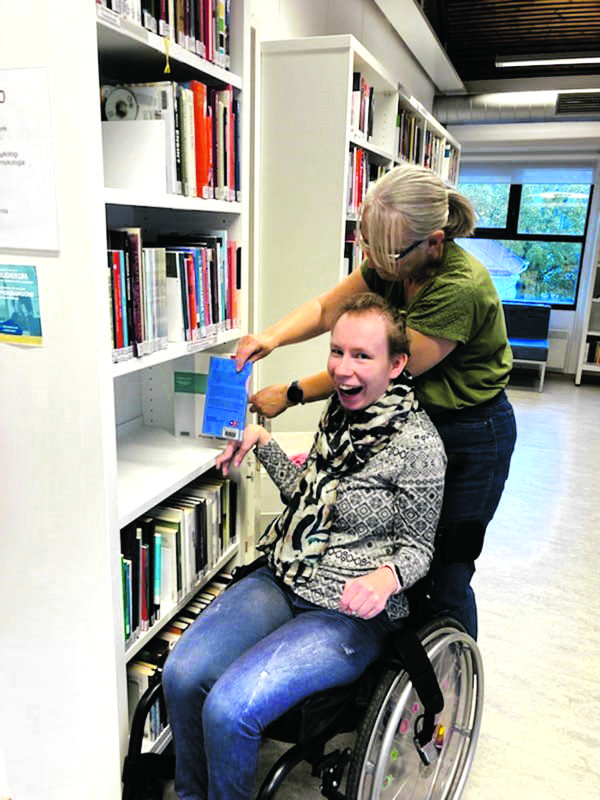 Alla ska ha möjlighet att delta i samhället och den gemenskap som finns på en arbetsplats. Genom Vi vill bidra-projektet har Ida Westerlund möjlighet att bidra med en värdefull insats som bibliotekshjälp.