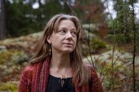 Tanja Hankimo vill med sina smycken påminna om hur värdefull skogen är för oss alla.