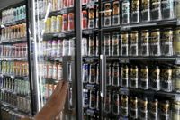 Bland annat höga kaffepriser bidrog till att försäljningsvärdet av alkoholfria drycker översteg värdet av alkoholhaltiga drycker under år 2022.