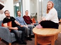 Pappagruppen är också en möjlighet att få nya bekanta och vänner. André Nilsson t.v. är ursprunglig Borgåbo och Eva Walhström har bott här många år medan Harry Hentelä och Richard Roberts är nya i stan.