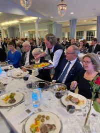 Annika Nysten, Torvald Ottosson, Gunvor Stjernberg, Henrik Lassas och Monica Oljemark blir serverade på Lantmannagillets jubileumsfest.