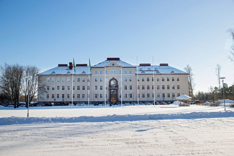 Raseborgs stad utreder som bäst om man kan automatisera belysningen i stadshusets trapphus. ”Vi vill inte lysa upp som en fyr i natten”, säger stadsdirektör Petra Theman. Arkivbild.