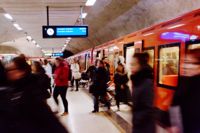 Kollektivtrafiken i Helsingforsregionen lider ännu av sviterna av coronapandemin, med färre resenärer som följd. Till metron har resenärerna återvänt i högre grad än till bussarna. Arkivbild.