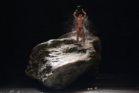 Vatten på scenen är ett återkommande element för koreografen Pina Bausch, vars ensemble Tanztheater Wuppertal gästspelar i Helsingfors.