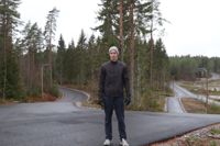 Tomi Sandberg tävlar för IF Sibbo-Vargarna, men tränar fortsättningsvis mycket i Västerby i Ekenäs. Den nya och asfalterade rullskidbanan får tummen upp av honom.