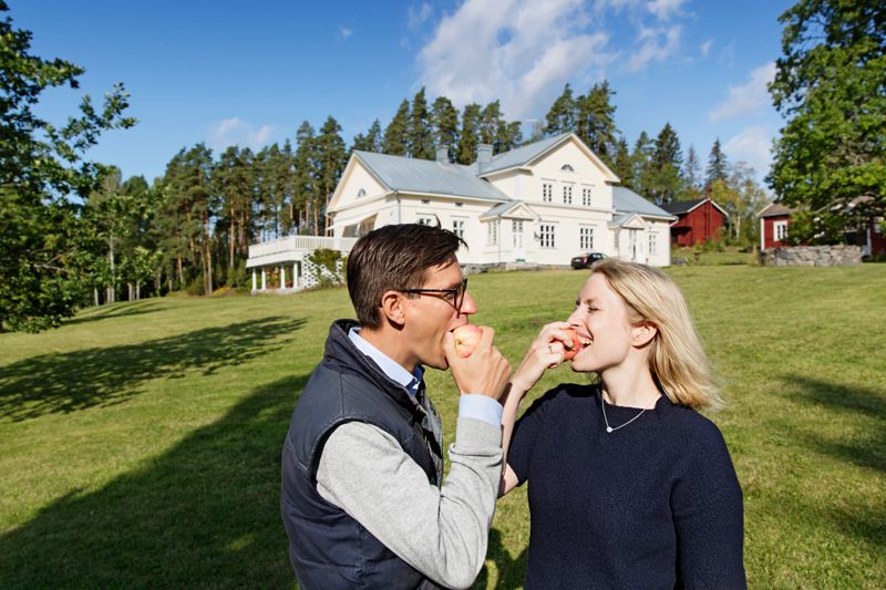 Karin Ringbom och Wilhelm von Nandelstadh äger herrgården Vanhakylän kartano i Sastamala.