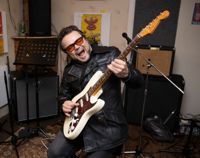 Knucklebone Oscar är aktuell med ett album som han gjort tillsammans med Tuomari Nurmio. I november fyller han också 50 år.