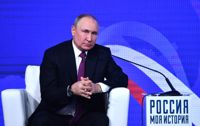 Det ryska folket har tröttnat på kriget i Ukraina och mobiliseringen i Ryssland. Det är en orsak till att Vladimir Putin väljer att dra tillbaka trupperna från Cherson, skriver Anna-Lena Laurén.