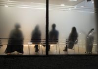 Vakterna på Migrationsverket sade att de långa köerna beror på att en massa utländska medborgare vars visum har gått ut vill resa hem. – De vill hem på grund av kriget, sade vakten utan att blinka. Ingen i Ryssland talar längre om specialoperation, skriver Anna-Lena Laurén.