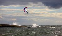 I draksurfning använder man både vågor och vind för att ta sig framåt och göra hopp i luften. Bilden är tagen i Eckerö på Åland.