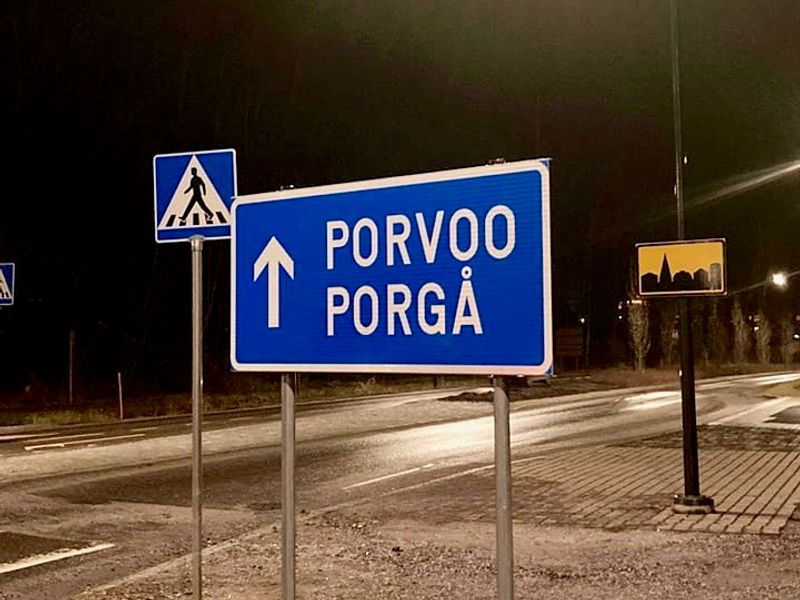 Tryckfelsnisse har spökat när den här vägskylten mot Borgå har tillverkats.