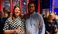 Tara Junker deltar i svenska dagen-festen tillsammans med sin pojkvän Roope Kivistö. Hon tilldelades ett av Folktingets medaljer, Årets klimathöjare, för sitt arbete för att inspirera folk att äta lokalproducerad och klimatsmart mat.