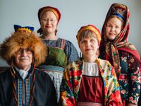 Erkki Lumisalmi, Amanda Kauranne, Emmi Kuittinen och Anna Lumikivi fördjupar sig i skoltsamisk och karelsk kultur.