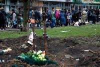 Arkivbild på två nygrävda gravar i Mariupol i april.