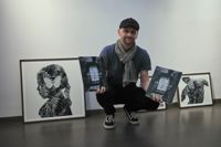 Christoffer Relander samtalar om sin bok Dubbelexponerat i Ekenäs bibliotek på onsdag. I galleri Perspektivet i biblioteket kan man se hans fotografiutställning under november.