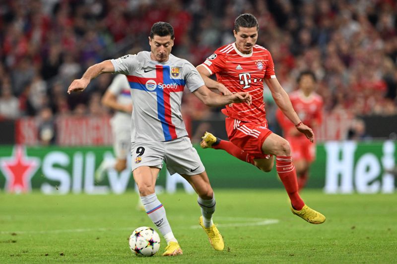 Robert Lewandowski (t.v.) i kamp mot Marcel Sabitzer och sin gamla klubb Bayern München i höstens Champions League. Barcelona åkte ur gruppen och spelar därmed Europa League i vår.
