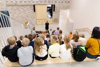 Strömborgska skolan. Arkivbild från 2020 när skolan togs i bruk. Längst framme står rektor Carola Wiksten.