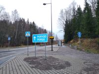 Rondellen i Söderkulla hade en vägskylt som visar riktningen mot Porgå. Nu är den nedtagen.