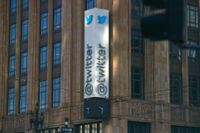Twitters högkvarter i San Francisco. I fredags sparkade företaget tusentals anställda. Redan nu ombeds tiotals av dem att återvända till jobbet. Arkivbild.