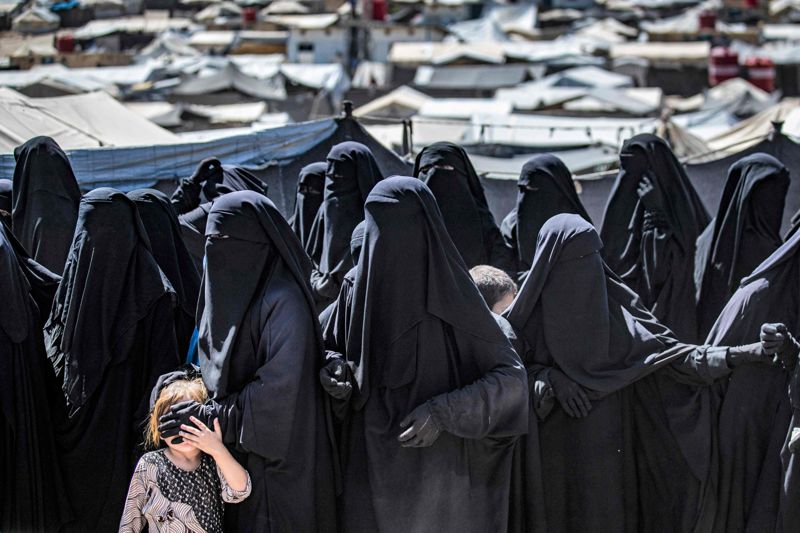 Kvinnor och ett barn köar efter paket med humanitär hjälp på flyktinglägret i al-Hol i Syrien, som främst inkvarterar personer med familjeband till IS-jihadister. Organisationen Läkare utan gränser uppger att 79 barn dog på lägret förra året.