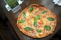Tomat, skinka och basilika. En sådan pizza beställde fotbollstjärnan David Beckham på Pizzeria Dennis i Åbo 2010, rapporterade flera medier då det begav sig. Fotbollsstjärnan var i stan för att operera akillessenan.