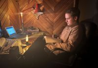 17-årige Danylo följer en biologilektion online i ljuset av stearinljus i byn Start Petrivtsi nära Kiev. Planerade strömavbrott blir allt vanligare.