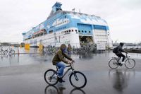 Tallinkfartyget Galaxy ligger förtöjt i Amsterdam, där det används som boende för ukrainska flyktingar. Fartygen Silja Europa och Isabelle har också hyrts ut för samma ändamål.