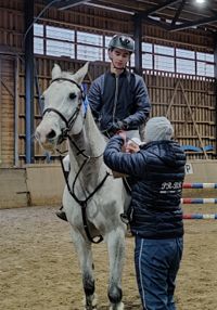Jon Sonck och Solbackas Silverboy vann i klassen 100 cm. Ekipaget, som representerar föreningen Borgå Mustang, klarade banan felfritt och dessutom snabbast.