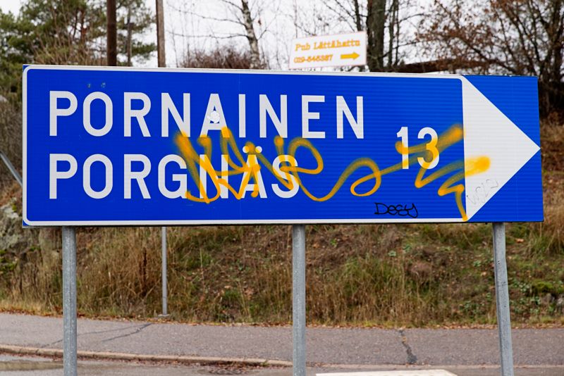 Porgnäs i stället för Borgnäs i Hindhår i korsningen mellan Kungsvägen och Borgnäsvägen. På andra sidan skylten är Borgnäs rätt stavat. Borgå