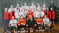 Dennis Rafkin (i mitten på nedersta raden) var en föregångare också inom handbollen i Finland då han ur intet skapade HC Dennis som vann tre FM-guld i början av 2000-talet. Bilden är från säsongen 1998–99 under lagets första säsong i FM-serien.