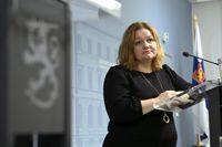 Familje- och omsorgsminister Krista Kiuru (SDP) leder den ministerarbetsgrupp som har ansvar för covidfrågor. Arkivbild.