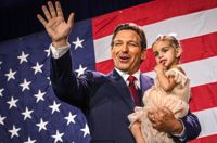 Experter anser att Ron DeSantis är ”som Trump, men inte lika galen”. Här talar han på ett valmöte i staden Tampa i Florida, där han är guvernör.