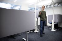 Efter att pandemin var ett faktum startade Patrik Ajalin upp något som han kallar för ett ”cowork”. Här kan bland annat distansarbetare hyra in sig vid ett skrivbord och diskutera eller bolla idéer med andra distansarbetare.
