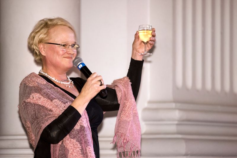 Schildts & Söderströms vd Mari Koli hade inkomster över 100 000 euro i fjol. Arkivbilden är tagen under en välkomstskål på en av förlagets höstfester i G18-huset i Helsingfors.