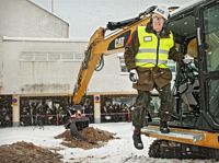 Iförd KGB-hjälm satte Kaj-Gustaf Bergh skopan i marken då bygget av Amos Rex startade 2016.