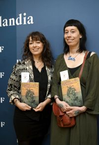 Sofia Chanfreau och Amanda Chanfreau är nominerade både för Finlandia Junior och Runeberg Junior-priset med sin bok Giraffens hjärta är ovanligt stort.